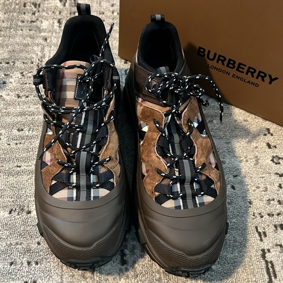 Burberry Men Leather Arthur Vintage Check Sneakers - Picture 5 of 13